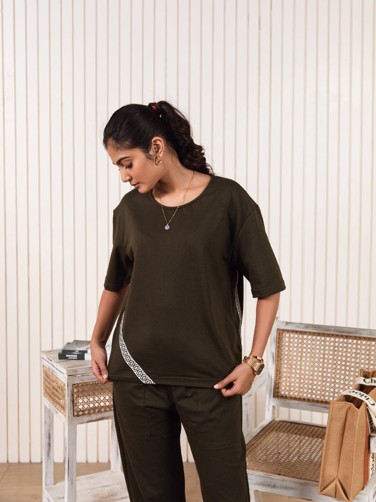 Travel Set Side Strip On T-Shirt (OLIVE)